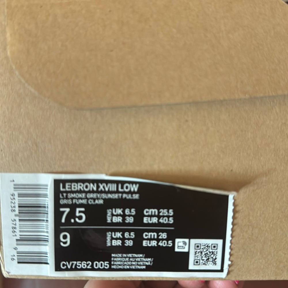 Lebron XVIII low size 7.5. Space Jam Jegacy II